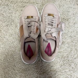 Pink design cute sneakers